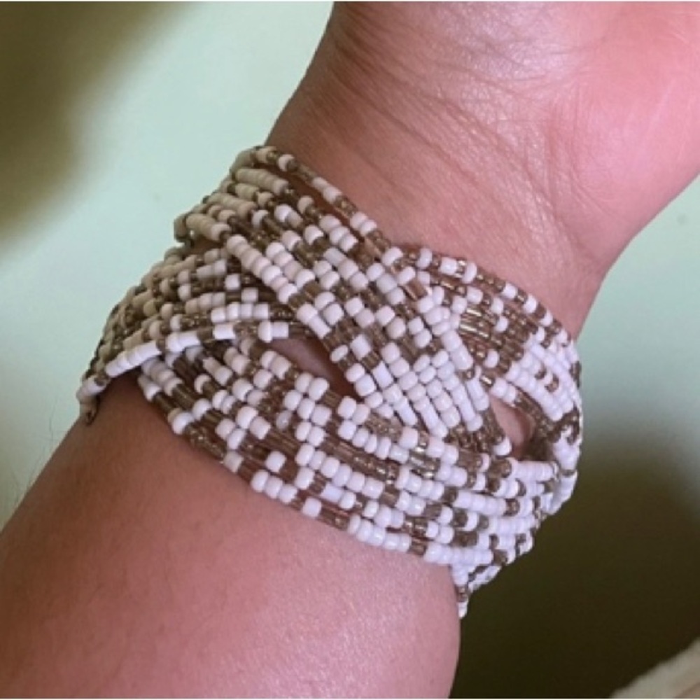 💫$10 add on. Lovely white and copper beads bracelet